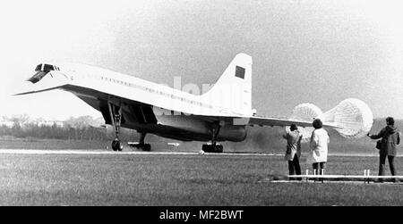 Un sovietico aereo supersonico del tipo TU 144 dopo lo sbarco del 19 aprile 1972 sull'aeroporto Hannover-Langenhagen, due giorni prima dell'inizio dell'aviazione mostra di Hannover. | Utilizzo di tutto il mondo Foto Stock