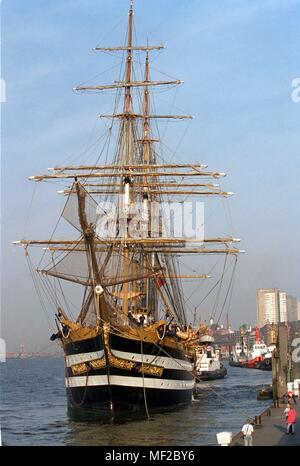 La vela italiana alla formazione della nave 'Amerigo Vespucci' arriva il 5 agosto 1999 a Amburgo Landungsbrucke. Il 100,5 metri nave a vela con un equipaggio di 408 rimarrà nella città anseatica fino a domenica prima di lasciare il porto per la Scandinavia. Il sabato, la 1930 costruita la nave può essere visitato da parte della popolazione. | Utilizzo di tutto il mondo Foto Stock