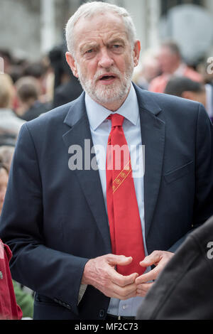 Londra, Regno Unito. 24 Aprile, 2018. Leader laburista, Jeremy Corbyn MP, partecipa alla cerimonia di inaugurazione di Millicent Fawcett in piazza del Parlamento. La prima statua di una donna in piazza del Parlamento si unisce la line-up di figure maschili in occasione del centenario della il suffragio femminile in Gran Bretagna - Due anni dopo la campagna per ottenere la rappresentanza femminile al di fuori del Palazzo di Westminster ha iniziato a. Credito: Guy Corbishley/Alamy Live News Foto Stock