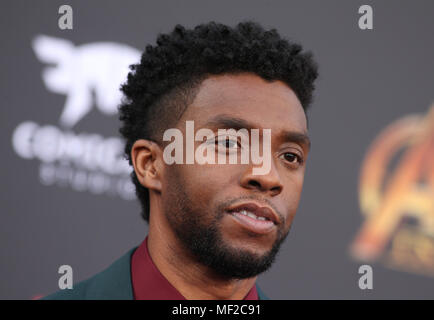 Hollywood, CA. 23 apr, 2018. Chadwick Boseman, alla Premiere Mondiale dei vendicatori: infinito la guerra a El Capitan Theatre di Los Angeles, la California il 23 aprile 2018. Credito: Faye Sadou/media/punzone Alamy Live News Foto Stock