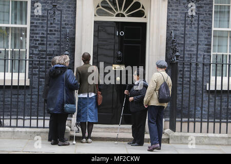 Londra REGNO UNITO 24 Aprile 2018.lo spazio condiviso è un disegno urbano approccio che riduce al minimo la segregazione tra le diverse modalità di utente della strada. Questa operazione viene eseguita mediante la rimozione di funzionalità tale strada asCurbs segni superficiali ,i cartelli stradali e semafori . Credito: Paolo Quezada-Neiman/Alamy Live News Foto Stock