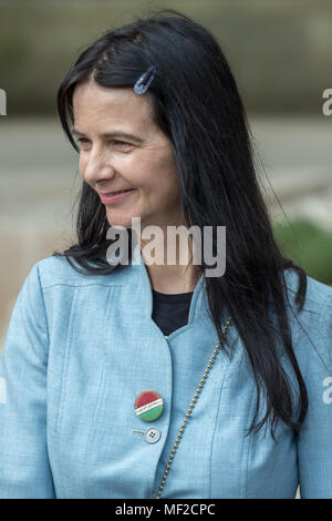 Londra, Regno Unito. 24 Aprile, 2018. Gillian indossa, statua designer, partecipa alla cerimonia di inaugurazione di Millicent Fawcett in piazza del Parlamento. La prima statua di una donna in piazza del Parlamento si unisce la line-up di figure maschili in occasione del centenario della il suffragio femminile in Gran Bretagna - Due anni dopo la campagna per ottenere la rappresentanza femminile al di fuori del Palazzo di Westminster ha iniziato a. Credito: Guy Corbishley/Alamy Live News Foto Stock