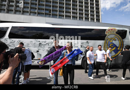 24 aprile 2018, Germania, Monaco di Baviera: due sostenitori pongono di fronte al bus del team della spagnola La Liga club Real Madrid come si arriva all'hotel. Real Madrid si face off contro la Bundesliga tedesca club FC Bayern Monaco in Champions League semifinali il 25 aprile. Foto: Andreas Gebert/dpa Foto Stock