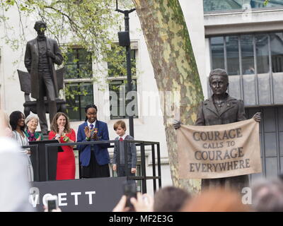 Londra, UK 2018-04-24. Inaugurazione dell'Millicent Fawcett suffragist statua in piazza del Parlamento, da Caroline Criado Perez, Sadiq Khan e Theresa Maggio. La statua è stata concepita dall'artista Gillian indossa e la statua è la prima statua femminile in piazza del Parlamento. La statua tiene un banner a leggere 'Coraggio chiamate al coraggio ovunque' Credit: Fotografia Doozzi/Alamy Live News Foto Stock