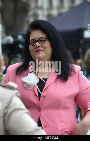 Londra, UK, 24 aprile 2018,Amy Lamé,scrittore britannico, assiste Millicent Fawcett statua Inaugurazione che ha avuto luogo oggi in Piazza del Parlamento, Londra. La figura di bronzo è stato progettato da un artista chiamato Gillian indossando - il primo scultore femmina per avere un lavoro visualizzato qui. Millicent Fawcett era un personaggio importante nella lotta per la vittoria alle donne il diritto di voto per chi li rappresentati in Parlamento. Nel 1897 Millicent istituito un gruppo denominato Unione Nazionale il suffragio femminile società.©Keith Larby/Alamy Live News Foto Stock