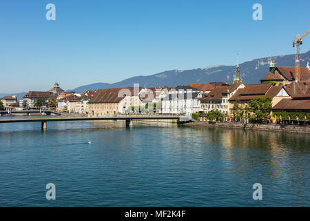 Solothurn, Svizzera - 10 July, 2016: edifici della parte storica della città di Soletta lungo il fiume Aare, vette delle Alpi del backg Foto Stock