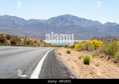 Avvolgimento su strada nel deserto Foto Stock