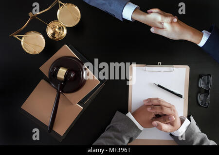 Imprenditore agitando a discutere di un contratto sottoscritto avvocato di diritto di imprese con giustizia legale Foto Stock