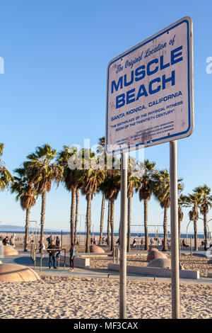 SANTA MONICA, STATI UNITI D'AMERICA - Mar 26, 2018: muscolo segno sulla spiaggia di Santa Monica Beach, California, dove gli Stati Uniti fisica boom originati con fitness eq Foto Stock