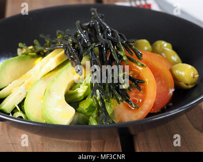 Codium - Corno di Velluto - Spongeweed in insalata di avocado. Commestibile alga verde nella famiglia Codiaceae. Nome binomiale: Codium tomentosum. Ci sono ab Foto Stock