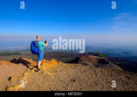 Wanderer, il Cratere Silvestri, Vulkan Ätna, Provinz Catania, Silzilien, Italien, Foto Stock