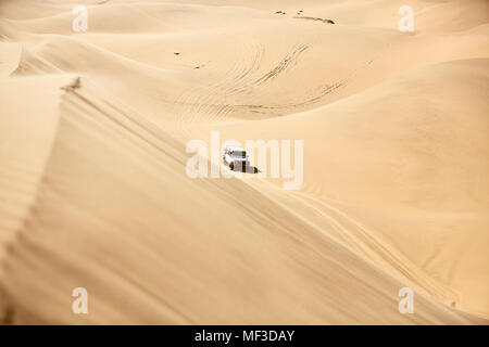 Africa, Namibia, Namib-Naukluft National Park, Namib Desert, dune del deserto, veicolo fuoristrada Foto Stock
