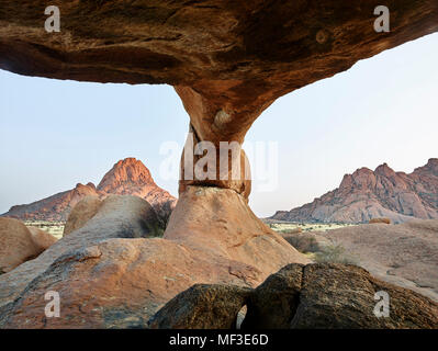 Africa, Namibia, Erongo, Spitzkoppe, ponte di roccia Foto Stock