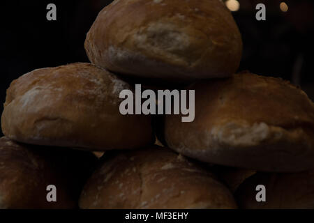 Cambridge Regno Unito, 15 aprile 2018. Le pagnotte di pane freash impilati su di stallo sul mercato pronti per la vendita in città universitaria di Cambridge. Foto Stock