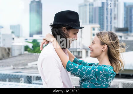Giovani affettuosa giovane in piedi sul tetto Foto Stock