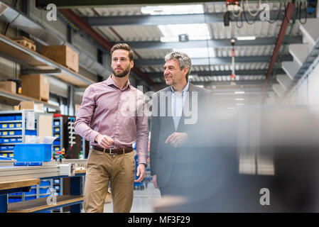 Uomini d'affari durante la riunione nella sala di produzione Foto Stock