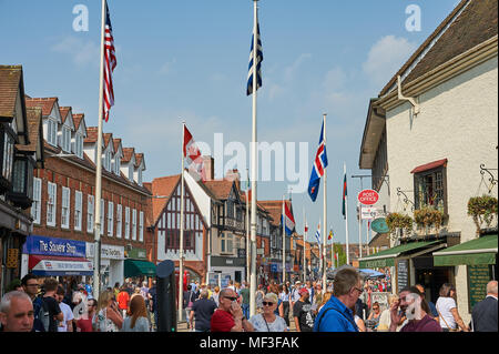 Henley Street Stratford upon Avon con le bandiere di tutte le nazioni che vola come parte di William Shakespeare feste di compleanno. Foto Stock