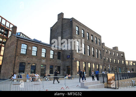 Il designer britannico Tom Dixon è di nuovo studio & cafe nell'ufficio di carbone nella nuova area dello shopping del carbone scende cortile a Kings Cross, London Foto Stock