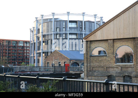 Il Gasholders da tutto il carbone scende cantiere, il nuovo sviluppo commerciale a Kings Cross, London, Regno Unito Foto Stock