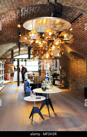 Il British designer di interni, Tom Dixon's nuovo showroom su Bagley a piedi archi, in CYD, la nuova strada per lo shopping a Kings Cross, London, Regno Unito Foto Stock