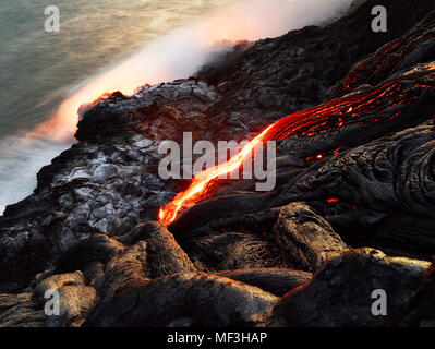 Hawaii Big Island, Hawai'i vulcani del Parco Nazionale, la lava scorre in pacfic ocean Foto Stock