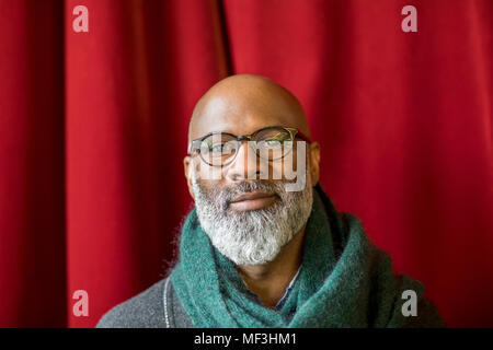 Ritratto di sorridere uomo calvo con barba folta con gli occhiali Foto Stock