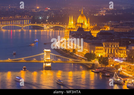 Ungheria, Budapest Buda e Pest del Danubio, il ponte della catena, il Ponte Elisabetta e il palazzo del Parlamento, blu ora Foto Stock