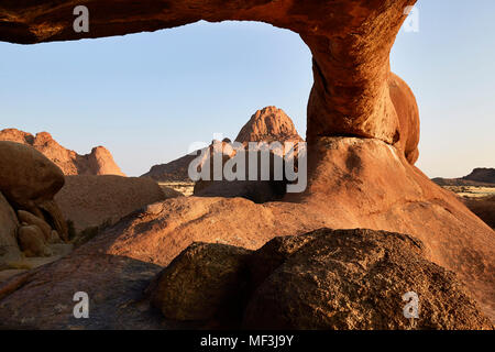 Africa, Namibia, Erongo, Spitzkoppe, ponte di roccia Foto Stock