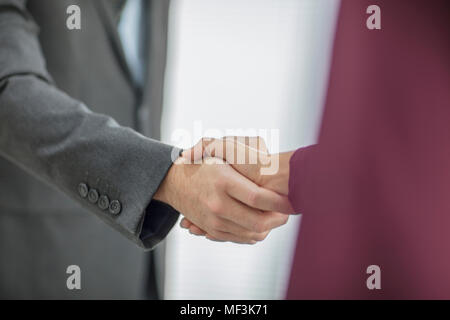 Close-up di imprenditore e imprenditrice stringono le mani Foto Stock