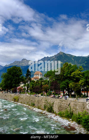 Kurhaus am Fluss Passirio Merano, Südtirol, Italien Foto Stock