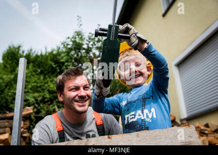 Felice padre e figlio di segatura di legno insieme Foto Stock