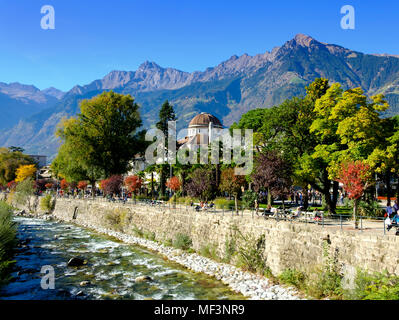 Kurhaus am Fluss Passirio Merano, del Burgraviato, Südtirol, Italien, Foto Stock