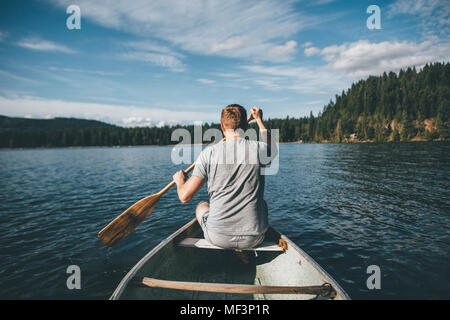 Canada, British Columbia, uomo in canoa sul Lago Il Cultus Foto Stock