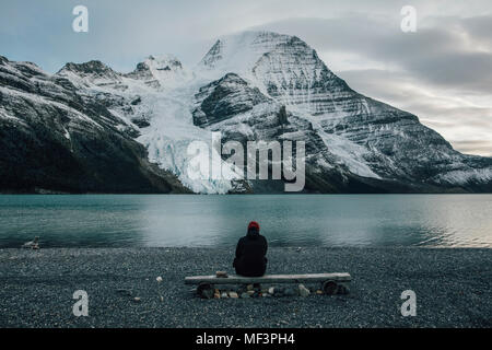 Canada, British Columbia, Monte Robson Provincial Park, uomo seduto al Lago Berg Foto Stock