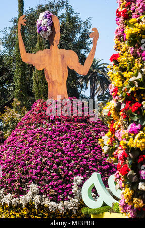 Aiuola con varie piante e fiori di colore blu, azzurro, rosso, verde, giallo, arancione, viola. Foto Stock