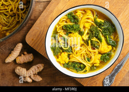 Curcuma brodo zuppa Detox con la sua pasta di soba, Cavoli, cavolfiori e ceci. Foto Stock