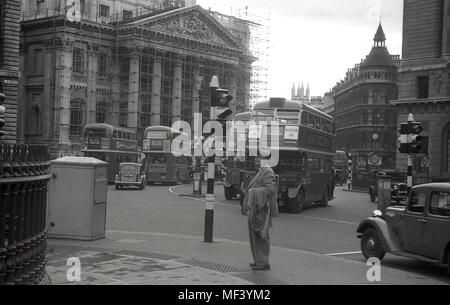 1940s, storico, double-decker route master bus e veicoli del giorno, passate il signore sindaco di residenza ufficiale, Mansion House, che nella parte anteriore ha un ponteggio. Foto Stock