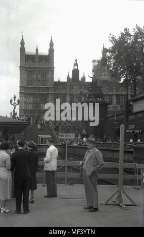 1948, historeical, persone in attesa a bordo di una barca pleaure al Molo di Westminster, Londra, Inghilterra, Regno Unito. Foto Stock