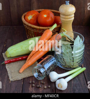 Per il guazzetto di verdure (zucchine, carote, pomodori, spezie, aglio, peperoncino) Foto Stock
