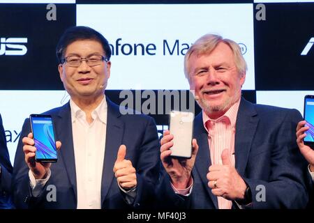 New Delhi, India. Xxiv Maggio, 2018. Jerry Shen, CEO di Asus, Larry Paulson, Presidente e Vicepresidente di Qualcomm India, durante il lancio di Zenfone Max Pro Smart Phone Credit: Jyoti Kapoor/Pacific Press/Alamy Live News Foto Stock