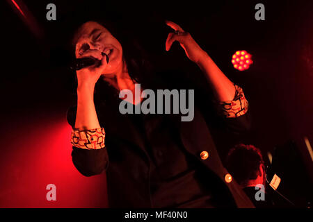 Torino, Italia. 22 apr, 2018. La banda di toscano Baustelle eseguita alle ogr a Torino per presentare il loro ultimo album "L'amore e la violenza' ('l'amore e la violenza") Credito: Daniela Parra Saiani/Pacific Press/Alamy Live News Foto Stock