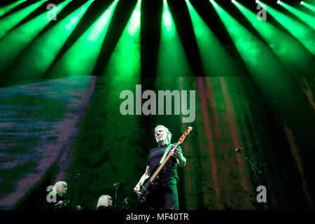 Bologna (provincia), Italia. Xxi Aprile, 2018. Roger Waters 'Us loro' in Unipol Arena (Casalecchio di Reno BO) 21 aprile 2018 Credit: Fabrizio Di Bitonto/Pacific Press/Alamy Live News Foto Stock