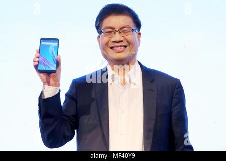 New Delhi, India. Xxiv Maggio, 2018. Jerry Shen, CEO di Asus, Larry Paulson, Presidente e Vicepresidente di Qualcomm India, e Leon Yu, Responsabile Regionale Sud Asia & Managing Director, India durante il lancio di Zenfone Max Pro Smart Phone Credit: Jyoti Kapoor/Pacific Press/Alamy Live News Foto Stock