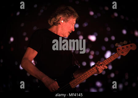 Bologna (provincia), Italia. Xxi Aprile, 2018. Roger Waters 'Us loro' in Unipol Arena (Casalecchio di Reno BO) 21 aprile 2018 Credit: Fabrizio Di Bitonto/Pacific Press/Alamy Live News Foto Stock