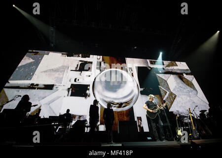 Bologna (provincia), Italia. Xxi Aprile, 2018. Roger Waters 'Us loro' in Unipol Arena (Casalecchio di Reno BO) 21 aprile 2018 Credit: Fabrizio Di Bitonto/Pacific Press/Alamy Live News Foto Stock