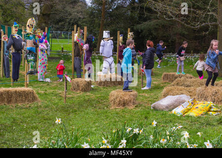 20 aprile 2018 riempito di paglia spaventapasseri tipo caricatura figure per i divertimenti per i bambini in occasione dell'annuale festival di primavera a Barnet's Demesne Belfast N Foto Stock