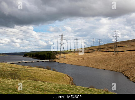 Serbatoio Baitings e tralicci di elettricità nella valle Ryburne, West Yorkshire, Inghilterra, Regno Unito Foto Stock