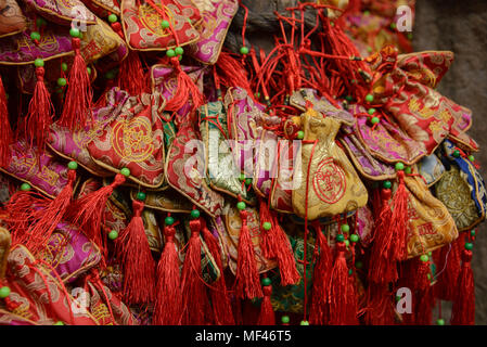 Buona fortuna desiderio sacchi appesi a Jinli antica strada, Chengdu Sichuan, Cina Foto Stock