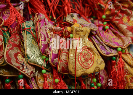 Buona fortuna desiderio sacchi appesi a Jinli antica strada, Chengdu Sichuan, Cina Foto Stock