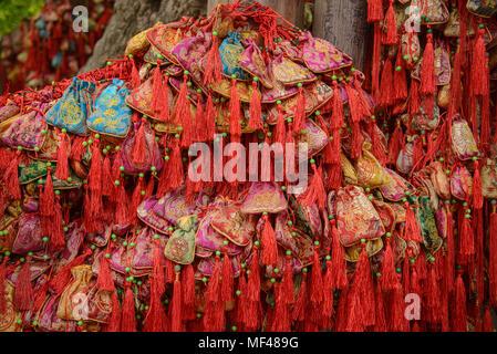 Buona fortuna desiderio sacchi appesi a Jinli antica strada, Chengdu Sichuan, Cina Foto Stock